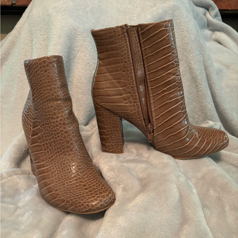 Bamboo faux crocodile booties size 7